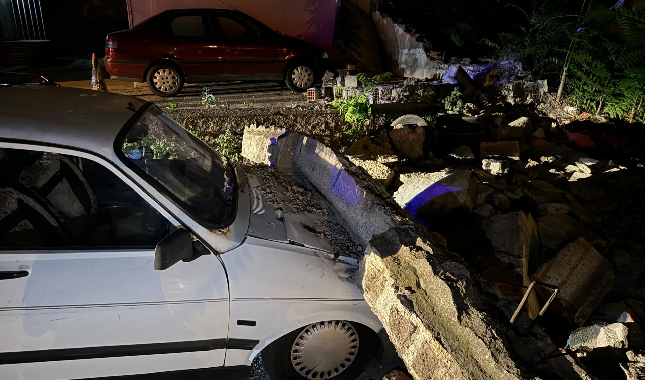 Bahçe duvarı çöktü; 3 otomobilde hasar oluştu