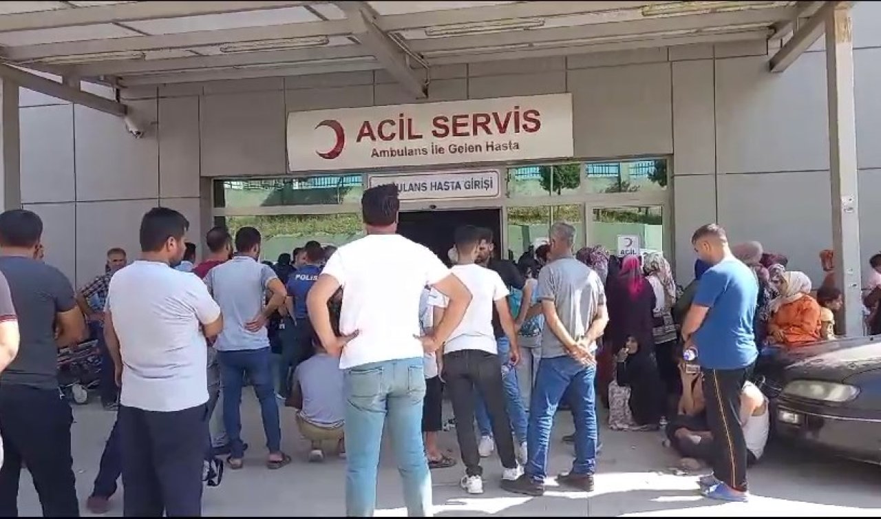 Emniyet şeridinde duran otomobile çarpan kamyonet devrildi; 2’si ağır 4 yaralı