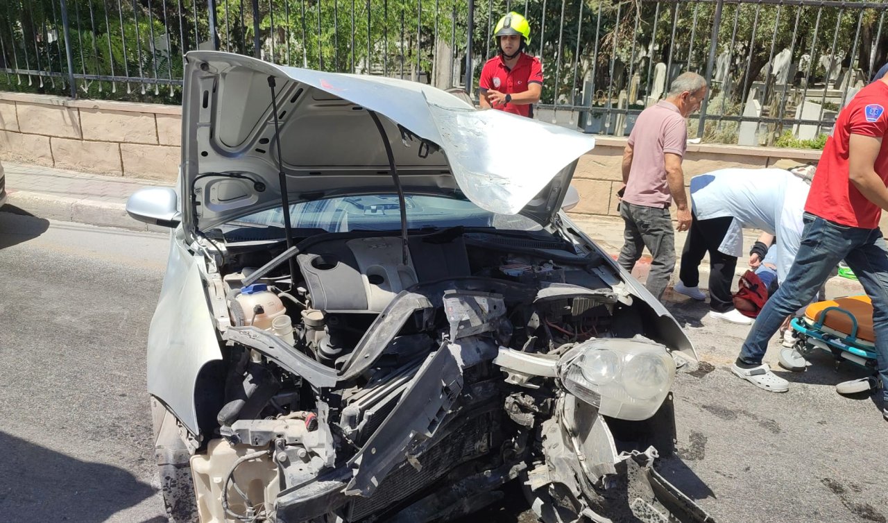  Elektrik direğine çarpan otomobildeki 2 kişi yaralandı