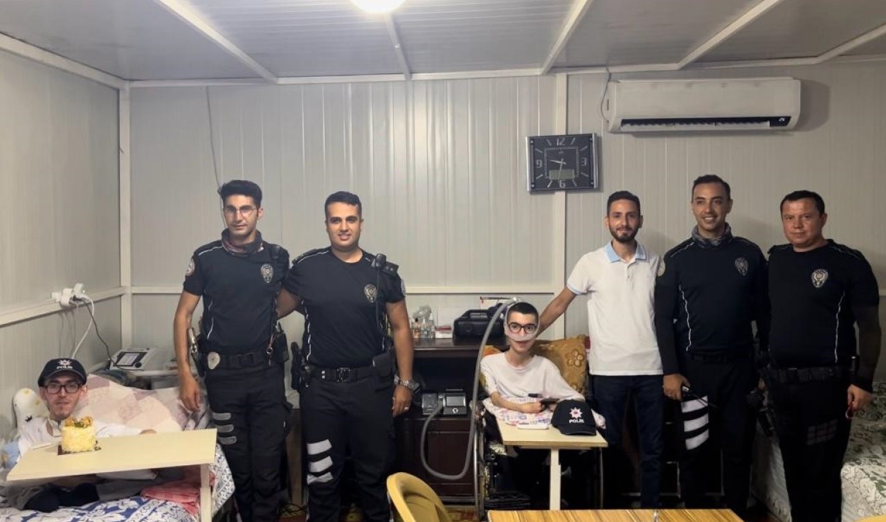 Polisten depremzede kas hastası gence büyük jest!