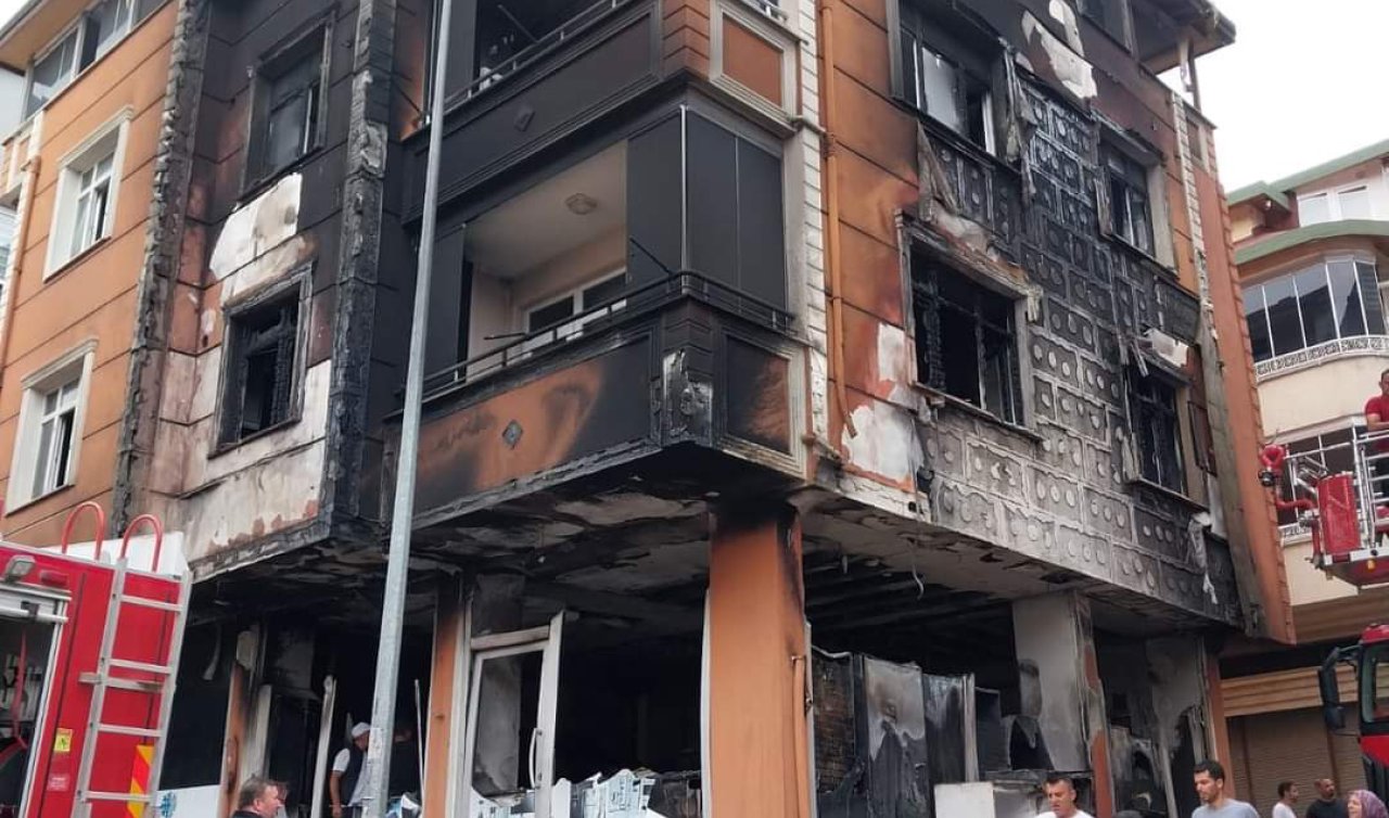Beyaz eşya dükkanında çıkan yangında 3 katlı bina kullanılamaz hale geldi   