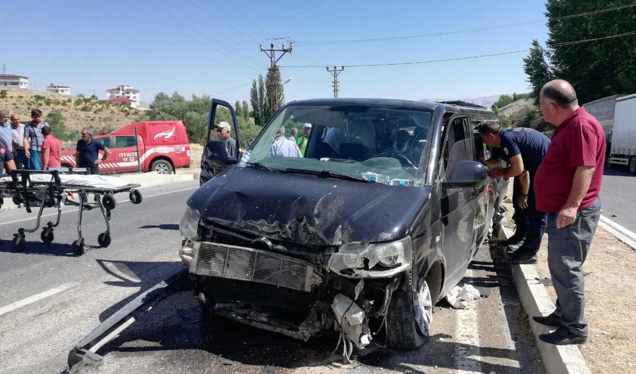Kontrolünü yitiren kamyon sürücüsü hafif ticari araca çarptı: 2’si ağır 5 yaralı