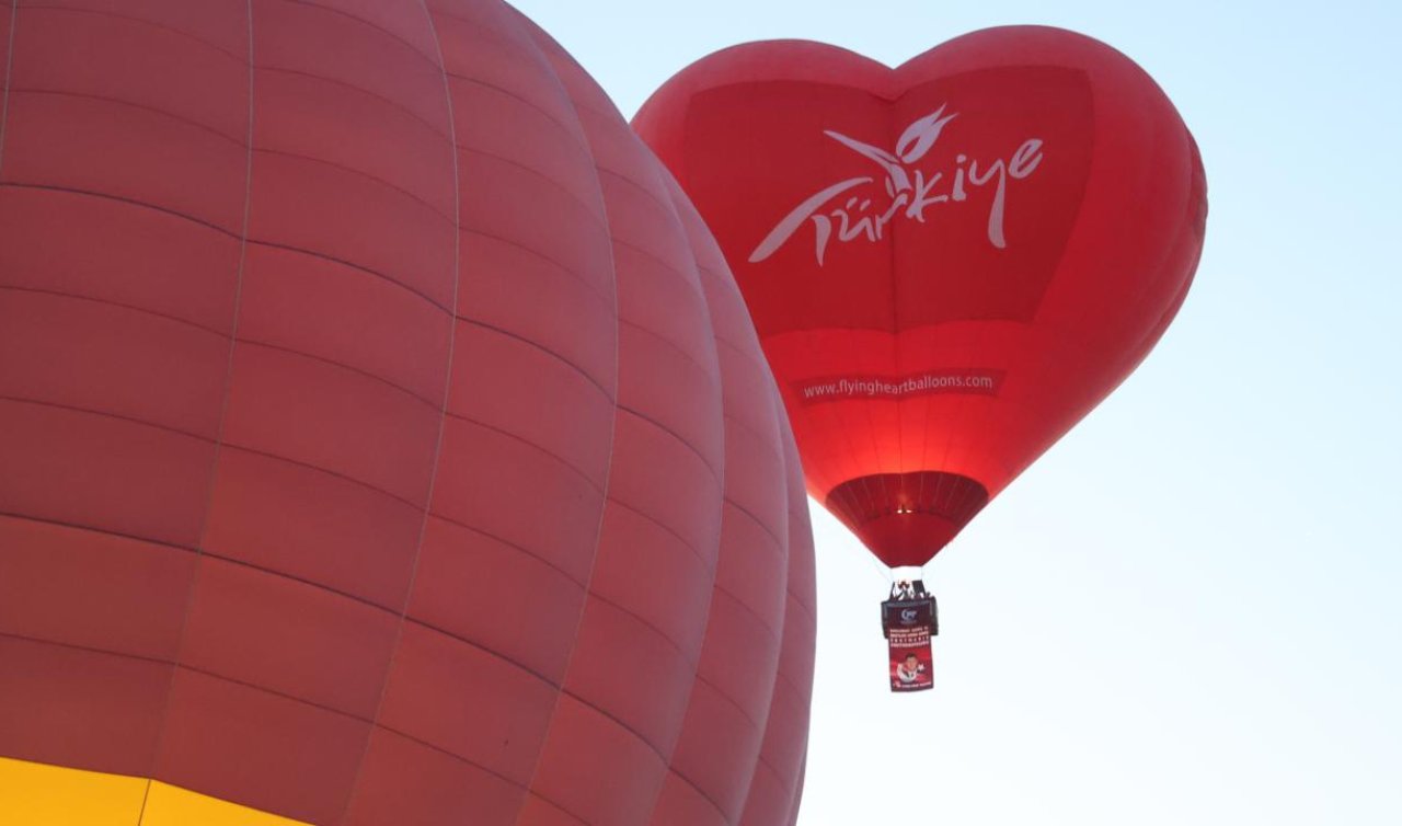 Kapadokya’da sıcak hava balonları Türk bayrakları ile uçtu