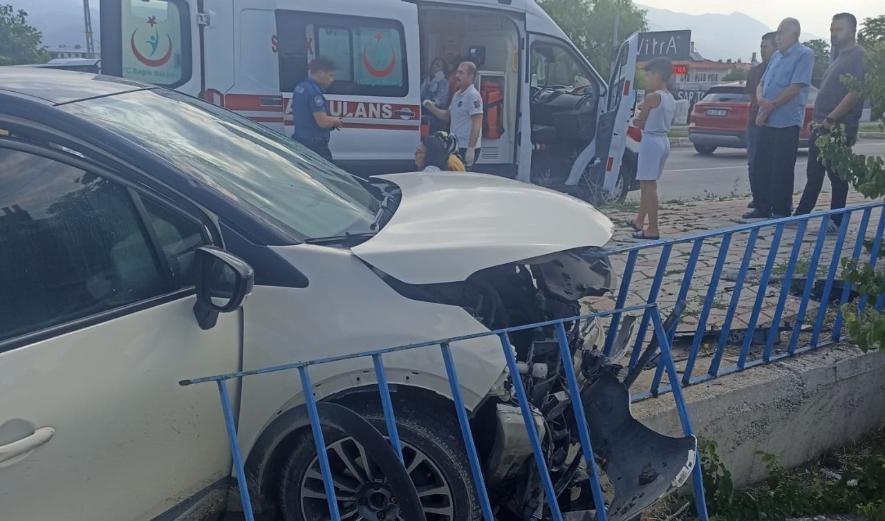 Otomobil ile hafif ticari araç çarpıştı: 1’i çocuk 7 kişi yaralandı