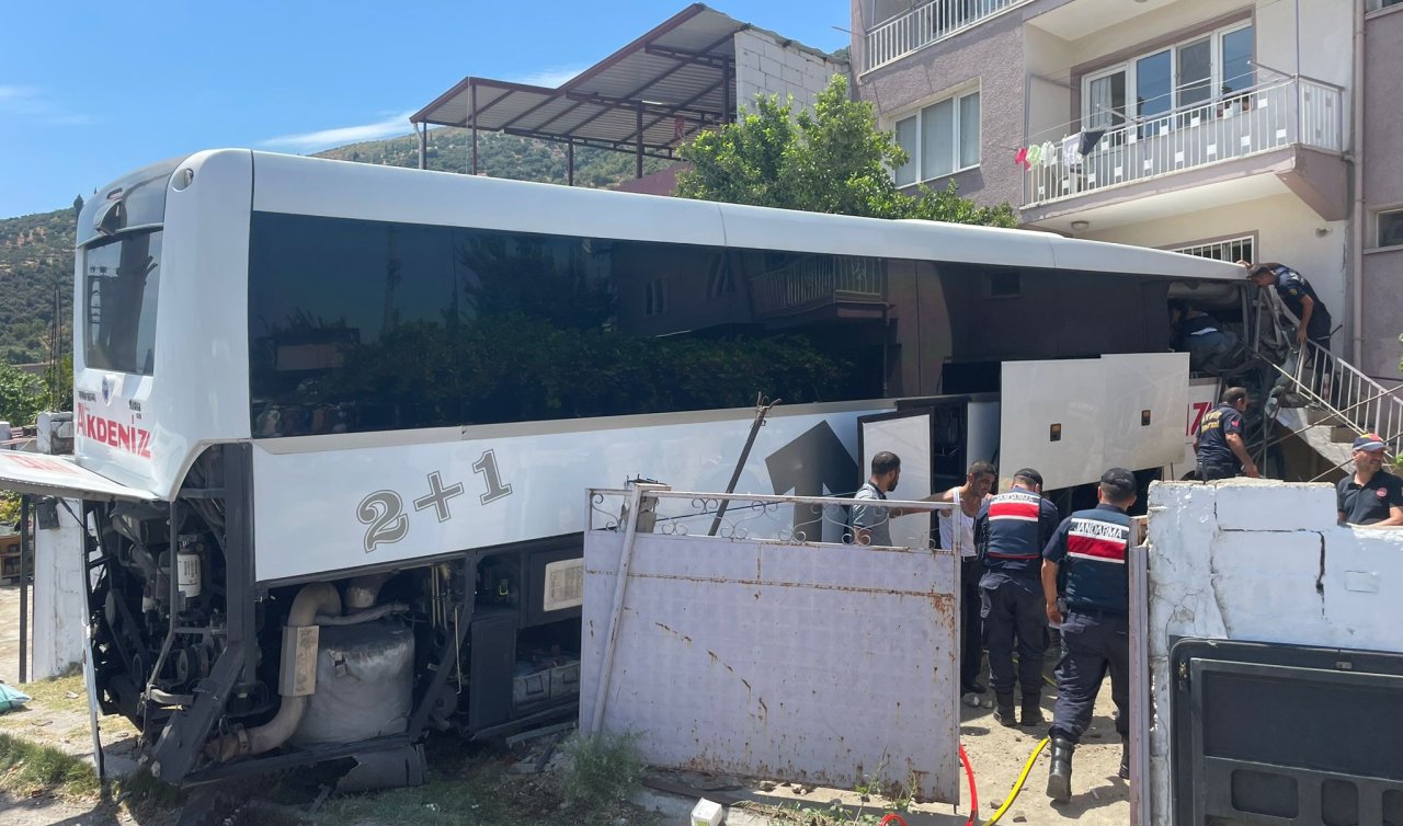 Yolcu otobüsü eve çarptı: 1 kişi öldü çok sayıda yolcu yaralı 