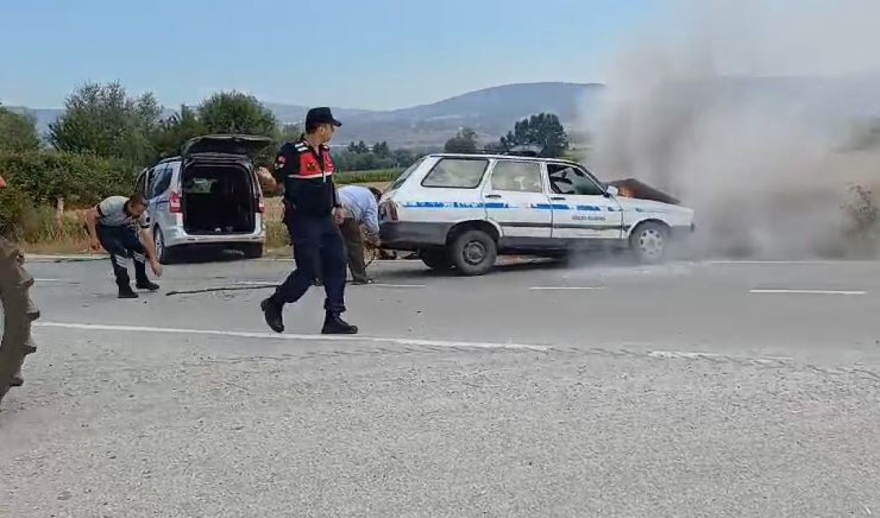 Kaza sonrası otomobil yanmaya başladı jandarma söndürdü