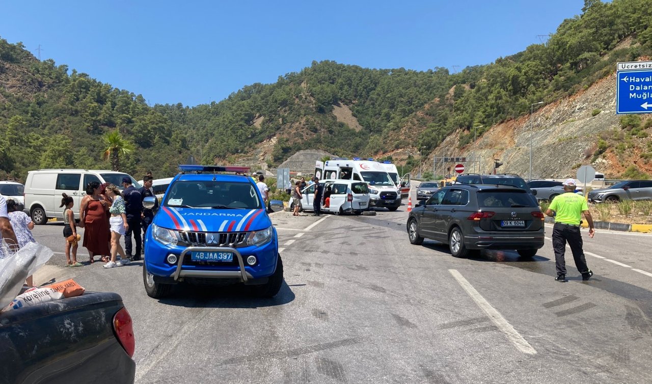 İki otomobilin çarpıştığı kazada 1 çocuk öldü 10 kişi yaralandı