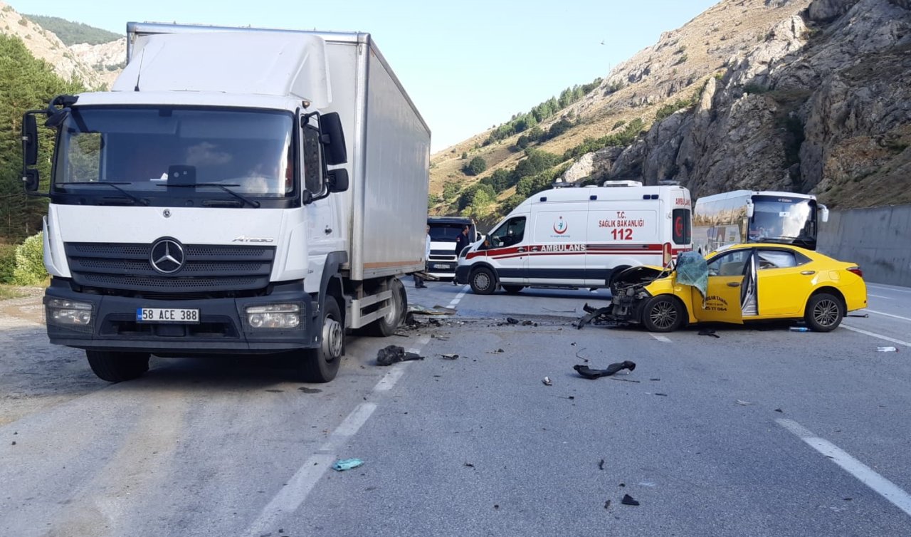 Otomobilin park halindeki kamyona çarptığı kazada: 2 kişi öldü, 2 kişi yaralandı