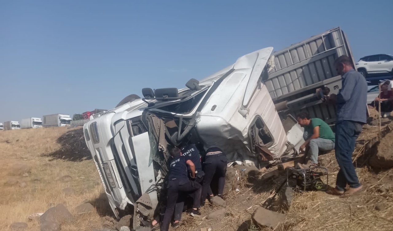   Şarampole devrilen tırın sürücüsü yaralandı