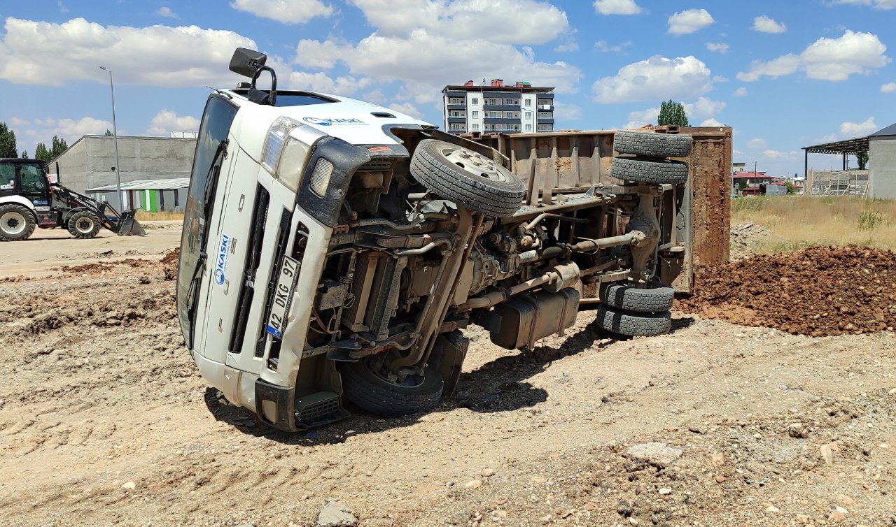  Hafriyat boşaltırken devrilen kamyonun sürücüsü yaralandı