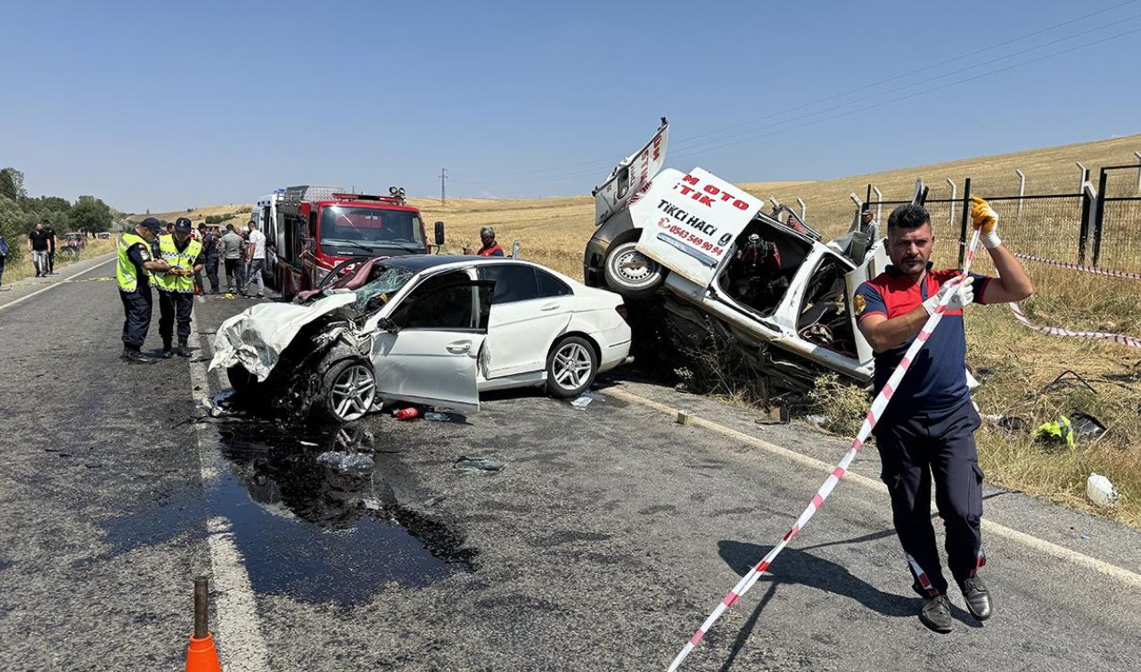  Hafif ticari araçla otomobil çarpıştı: 4 ölü