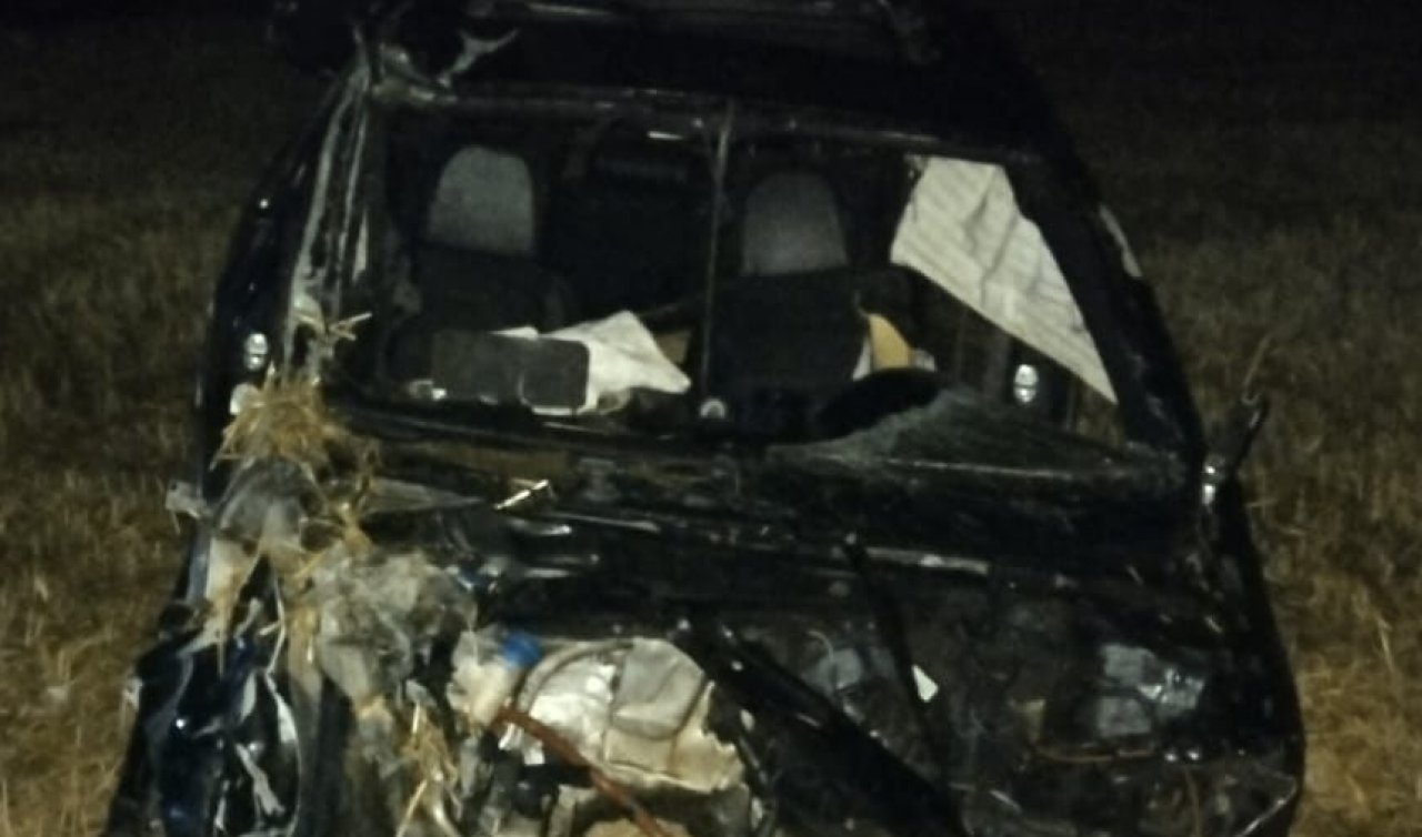 Tarlaya devrilen otomobilde 2 kişi hayatını kaybetti 1 kişi yaralandı