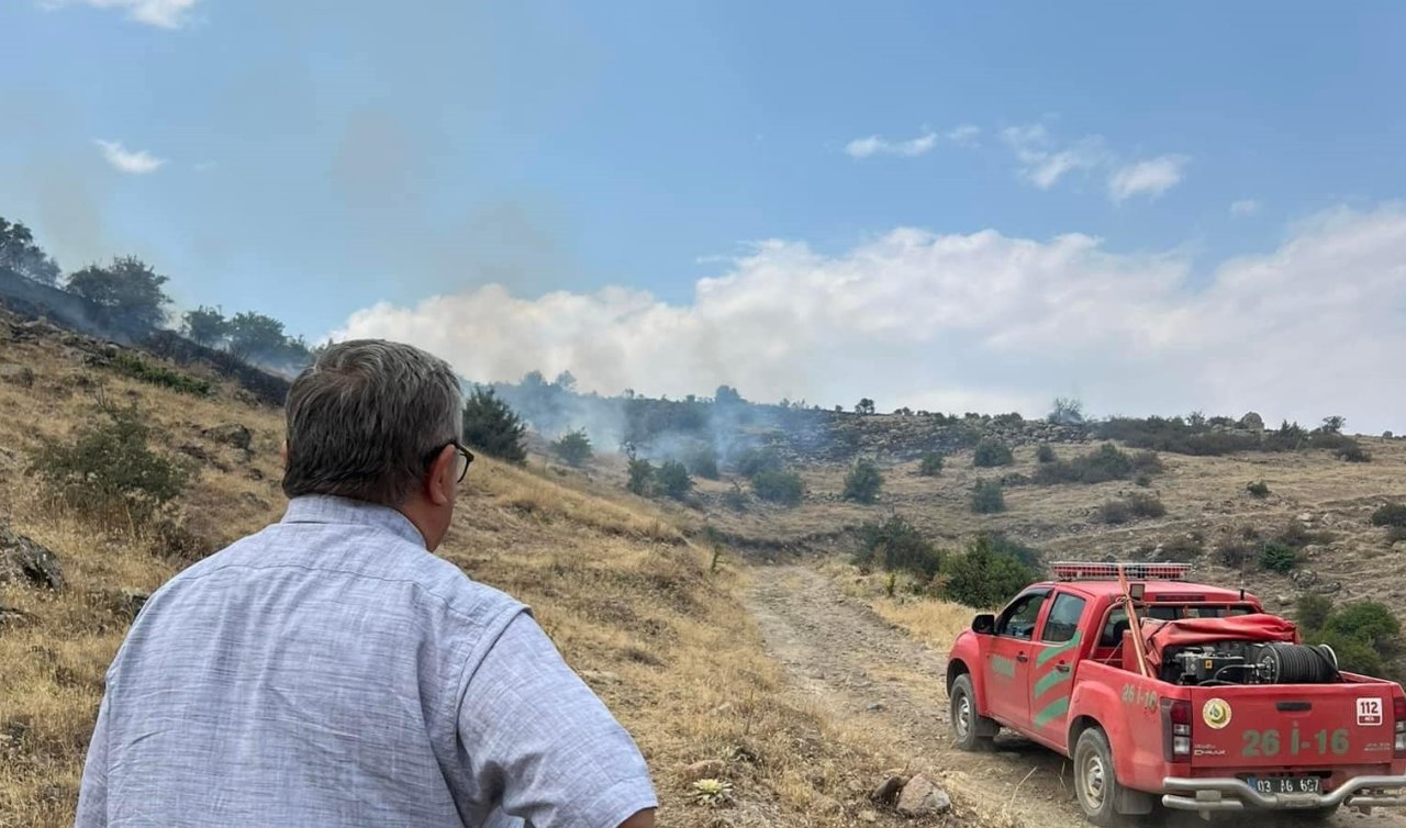  Afyonkarahisar’da dağlık alanda çıkan örtü yangını söndürülmeye çalışılıyor