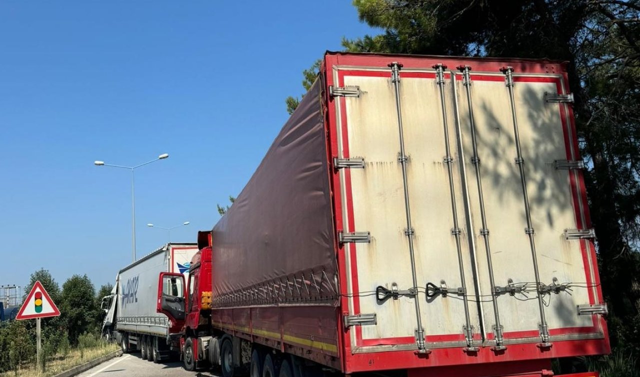 Tır kazası nedeniyle yol ulaşıma kapandı
