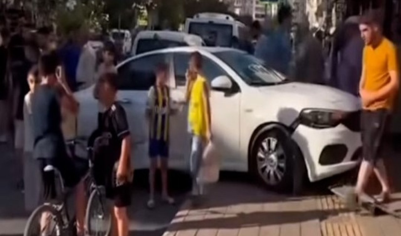 Kaza sonrası savrulan otomobil kaldırıma çıktı: Yaya son anda kurtuldu!
