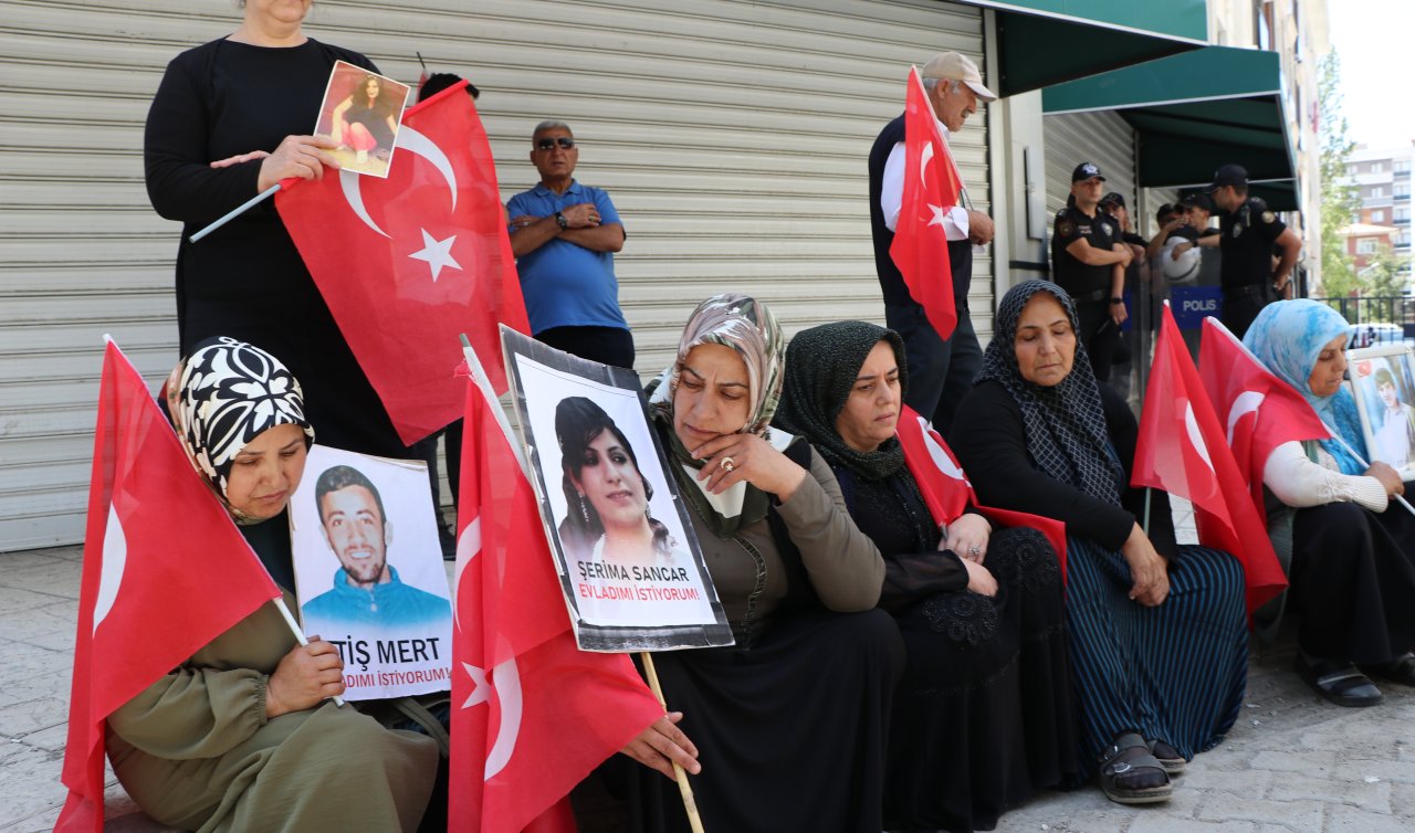 Evlat eylemine katılan baba: Elindeki kalemi kırdılar onun yerine silah verdiler