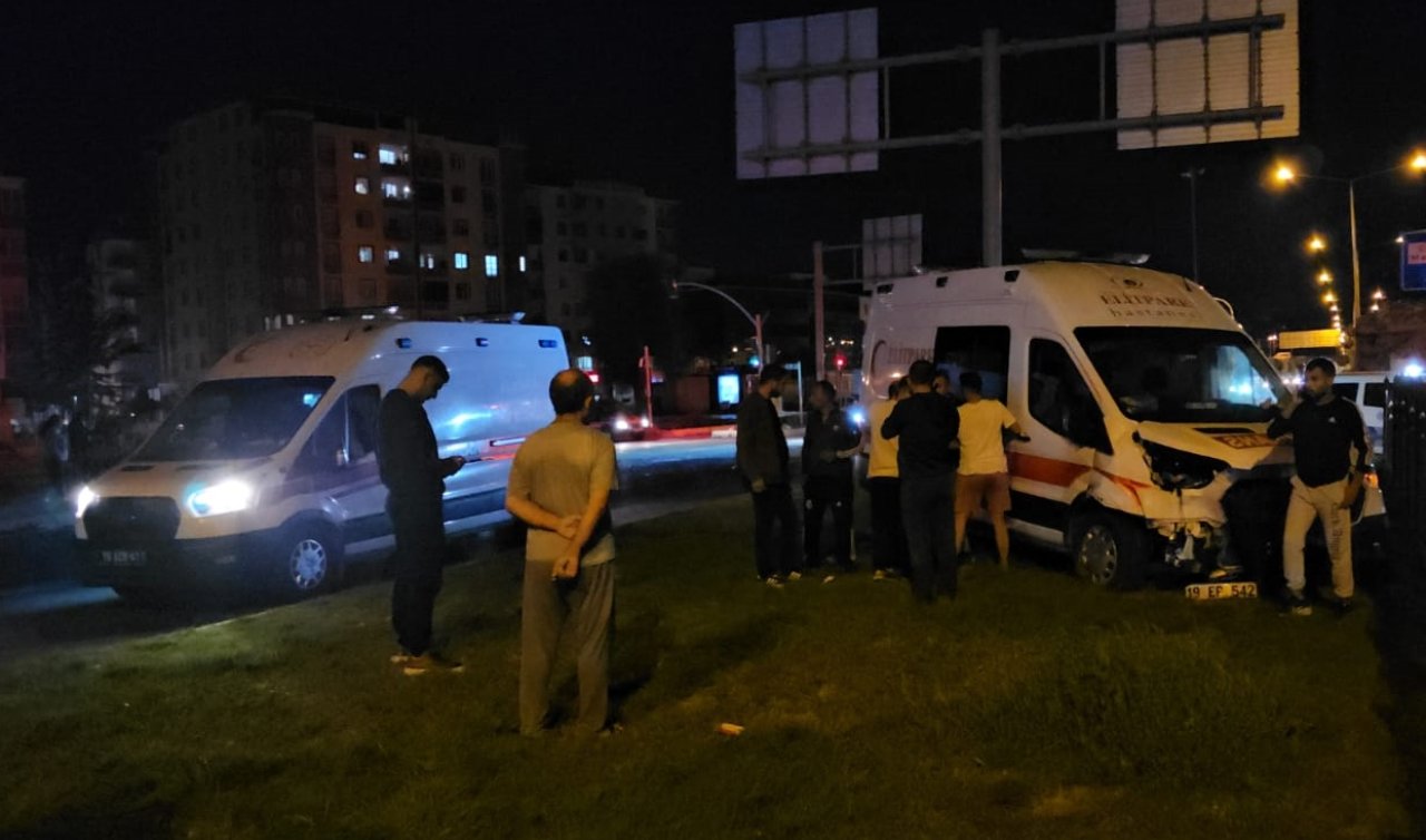 Ambulans ve  otomobil çarpıştı: Trafik kazasında 6 yaralı!