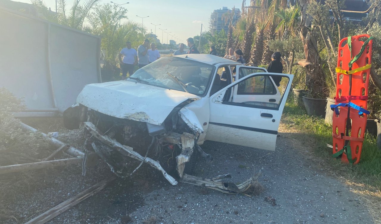 Durak ve trafik levhasına çarpan otomobil sürücüsü hayatını kaybetti; kimliği otopsi ile tespit edilecek