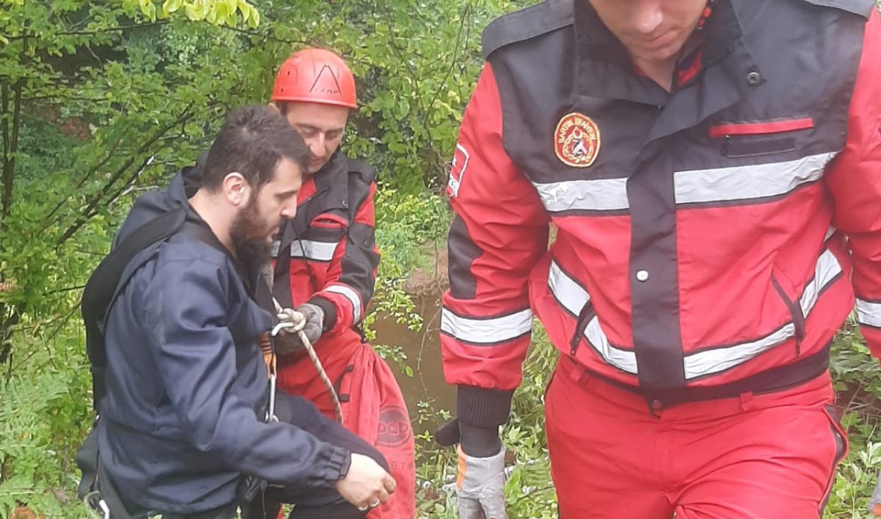 Kaza sonrası derede mahsur kalan sürücüyü itfaiye kurtardı