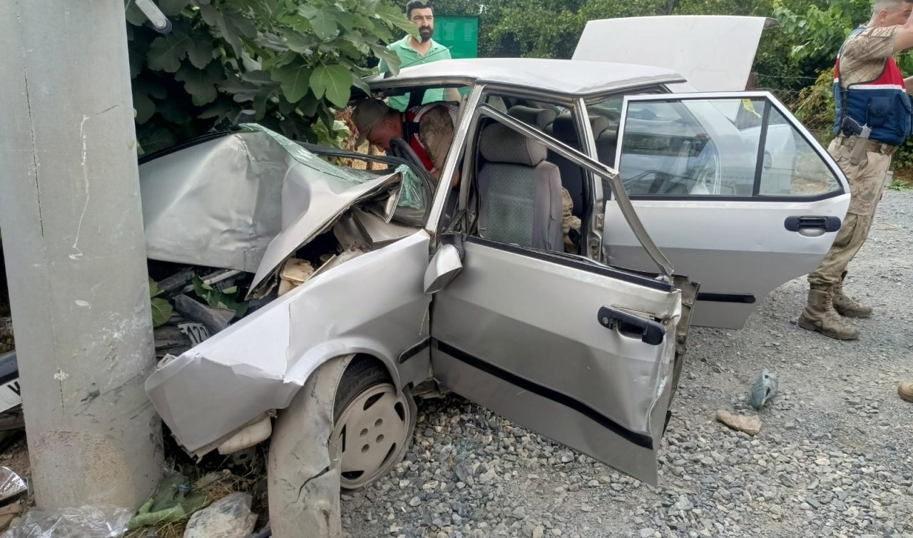 Elektrik direğine çarpan otomobilin sürücüsü hayatını kaybetti