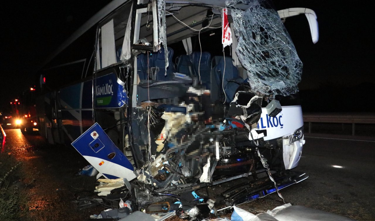  Yolcu otobüsü yem yüklü kamyona çarptı: 1 ölü, 36 yaralı