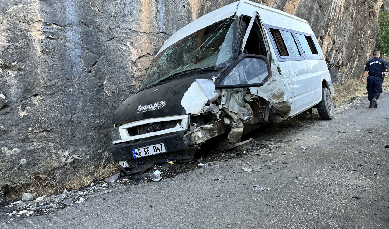 İki servis minibüsünün çarpıştığı kazada 13 kişi yaralandı