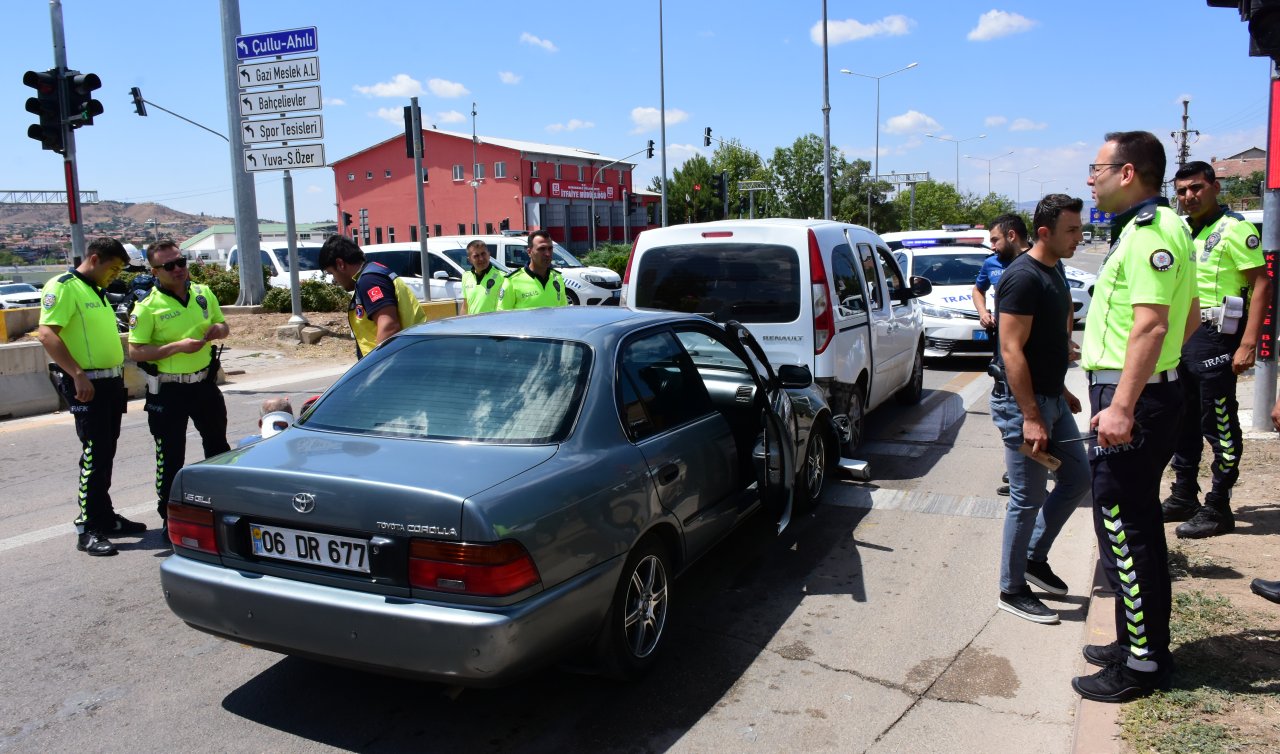 Otomobilin polis aracına çarpması sonucu 3 kişi yaralandı