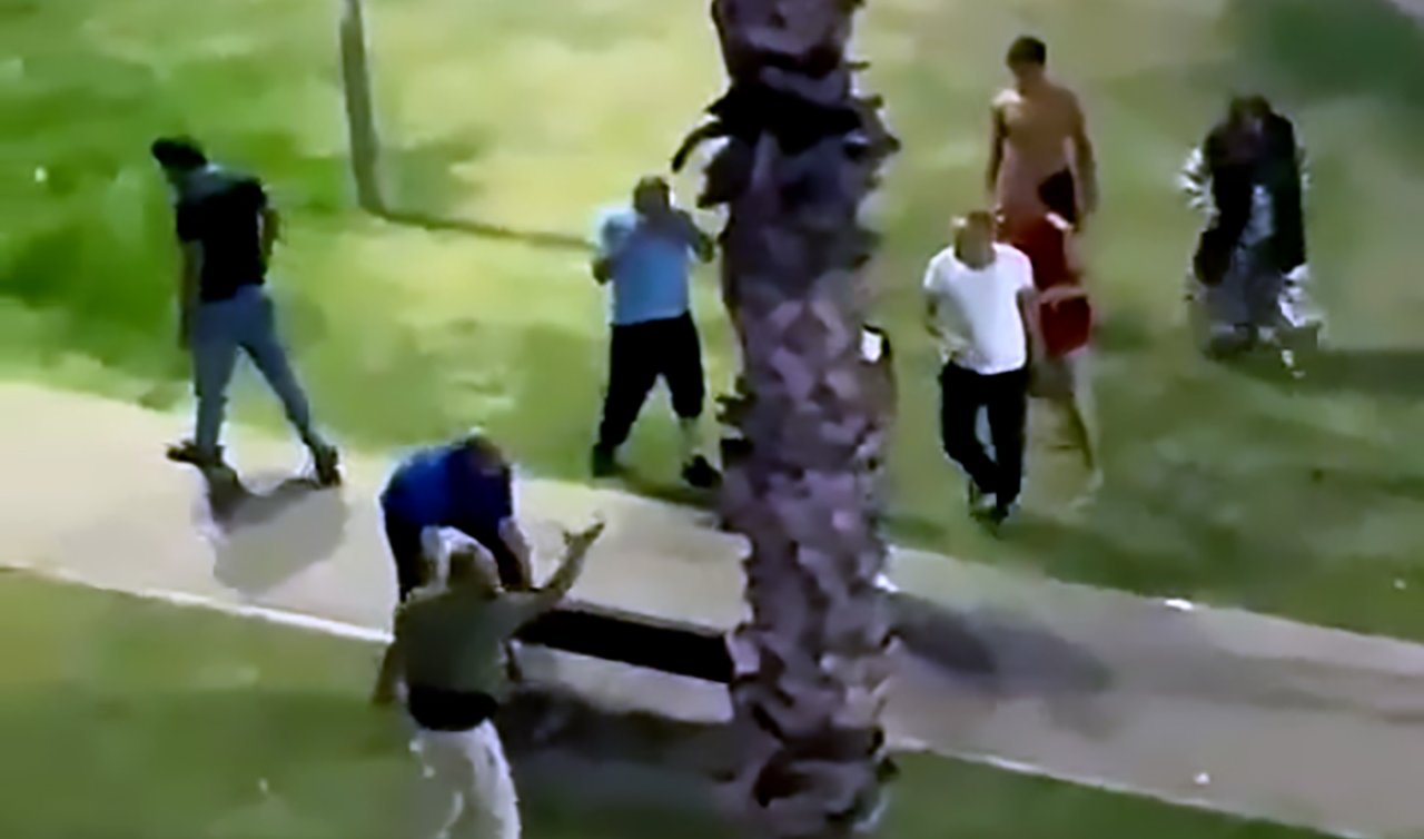 Çocuk parkında gürültü ihbarına giden polis ekibine saldırmaya kalkıştılar
