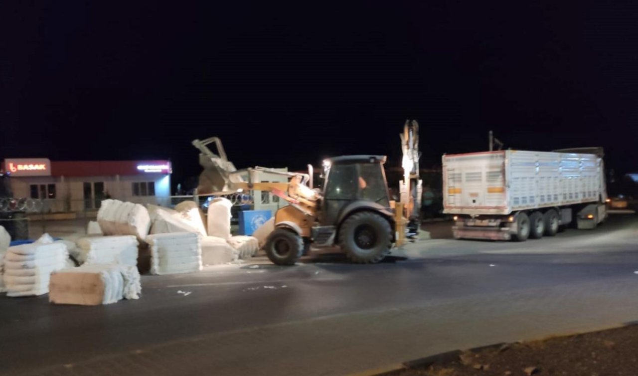 Tır dorsesindeki pamuk balyaları yola savruldu ulaşım durdu
