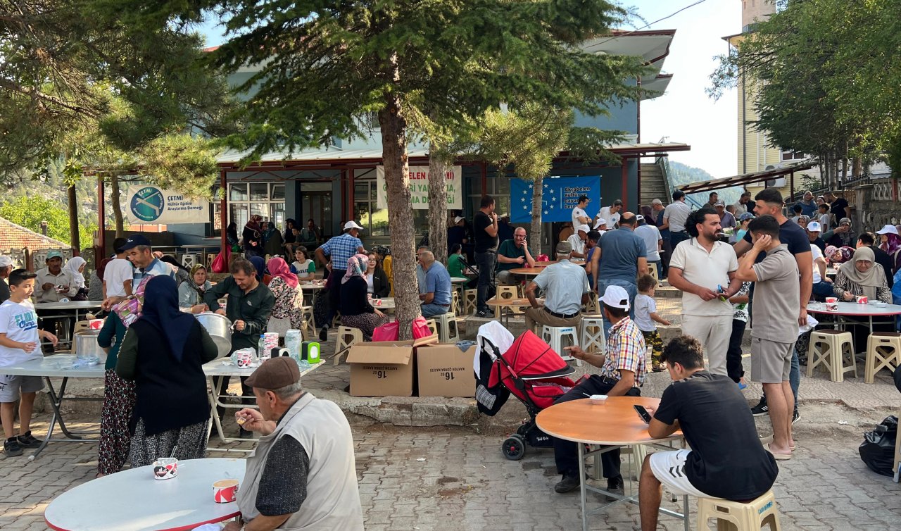Beyşehir’de mahalle sakinlerine tuzlu aşure ikram edildi