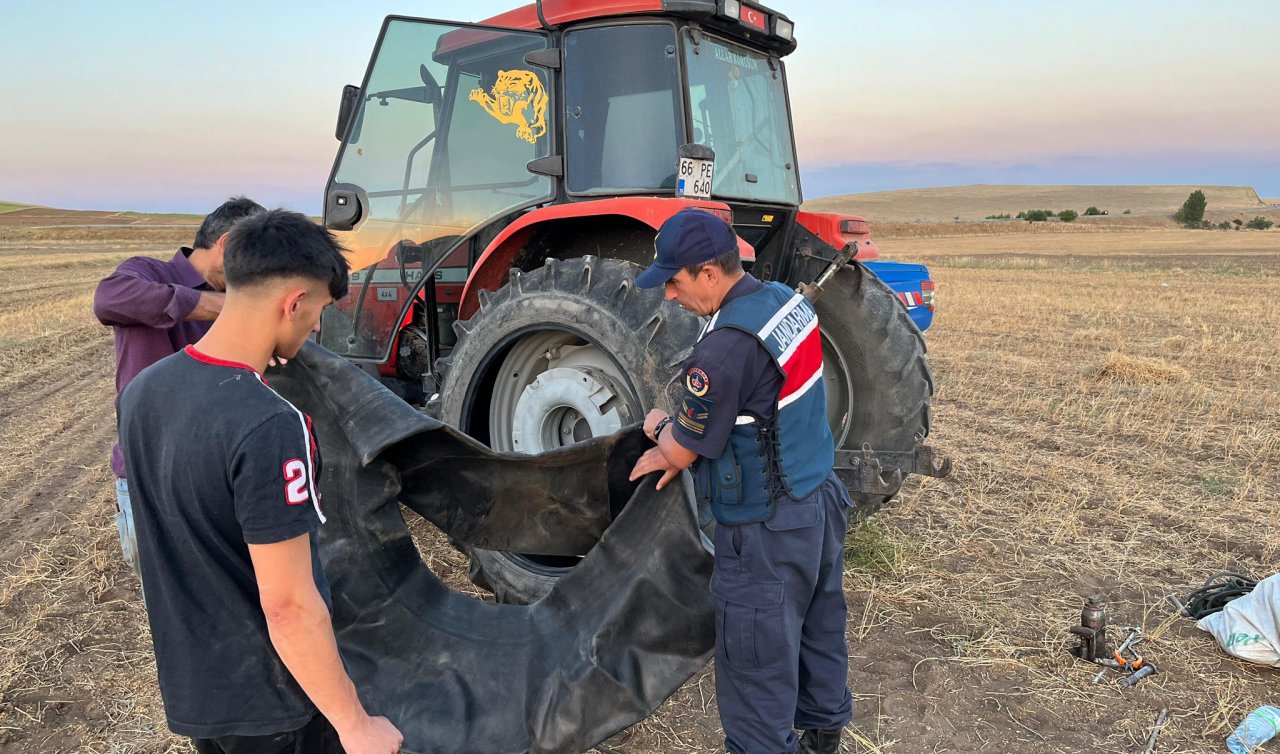 Traktörünün lastiği patlayan çiftçiye jandarma yardım etti
