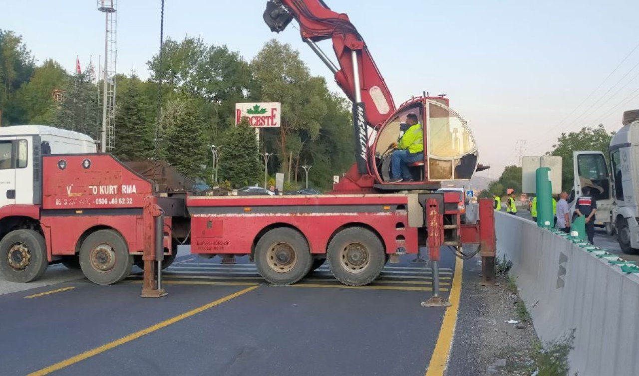 Zincirleme kazada tırın altında kalan otomobilin sürücüsü kurtarıldı