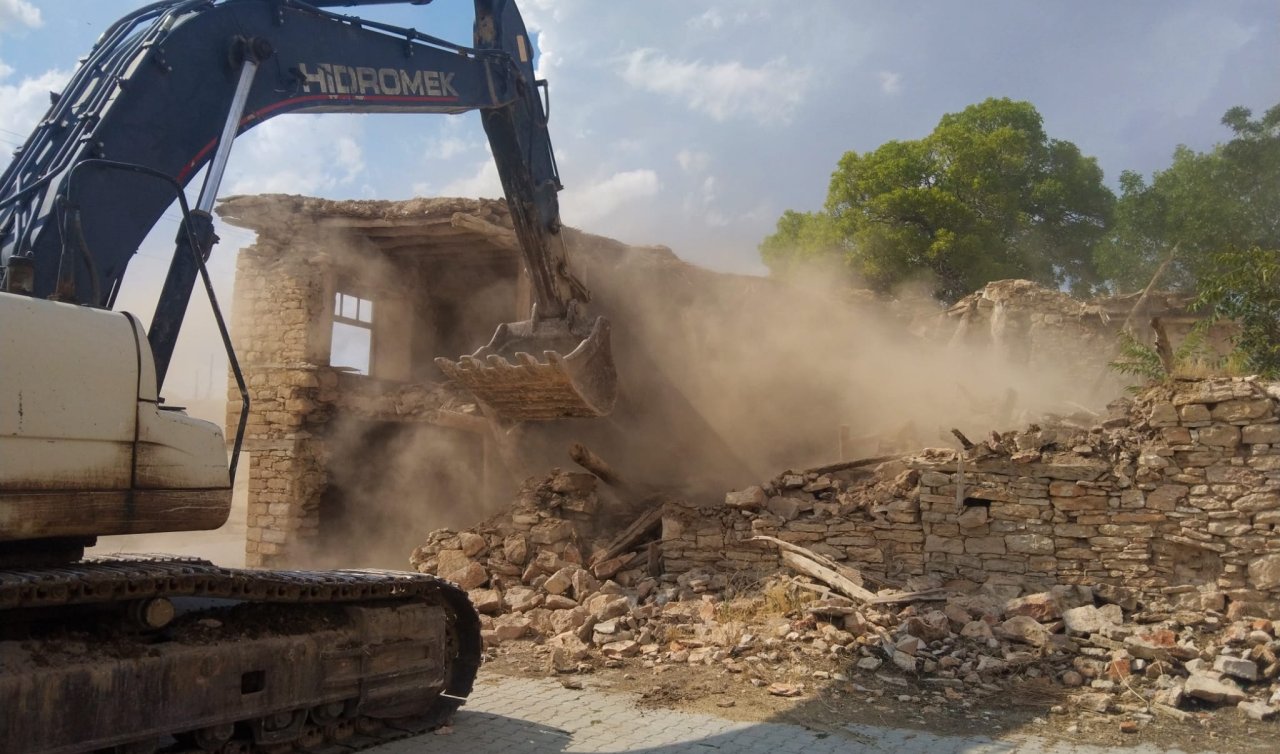Konya’da iş makineleri kontağı çalıştırdı! Tek tek bulunup yıkılıyor