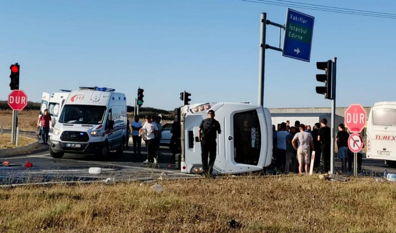 İşçileri taşıyan minibüs ile hafif ticari araç çarpıştı: 12 yaralı