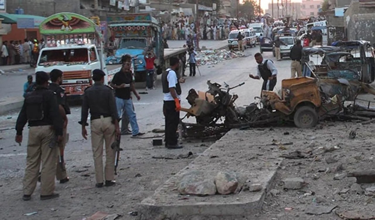 Pakistan’da sivillere el bombalı saldırı: 1 ölü 10 yaralı