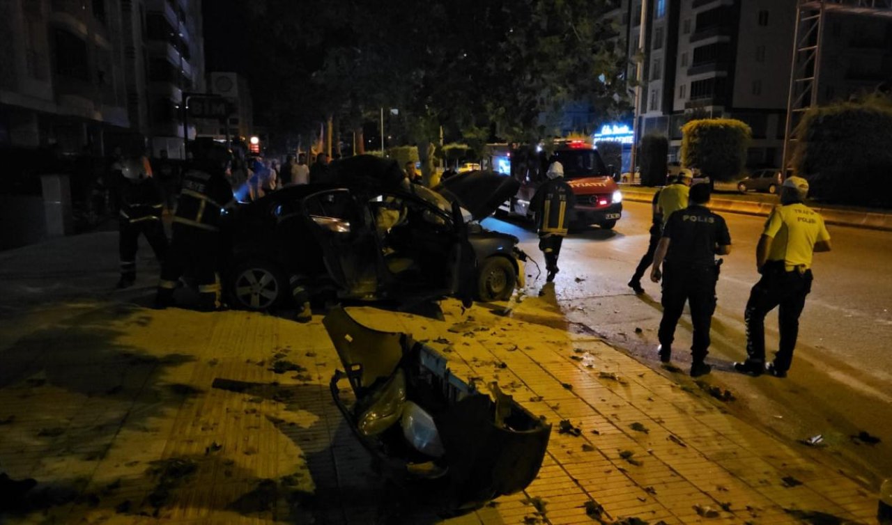  Otomobil ağaca çarptı: 2 ölü