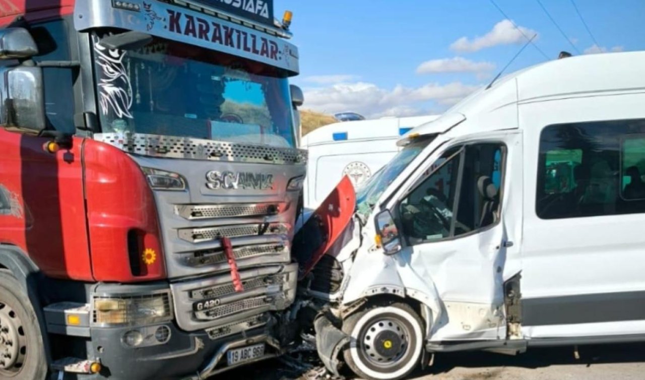 Otomobille çarpışan işçi servisi tıra çarptı: 14 yaralı