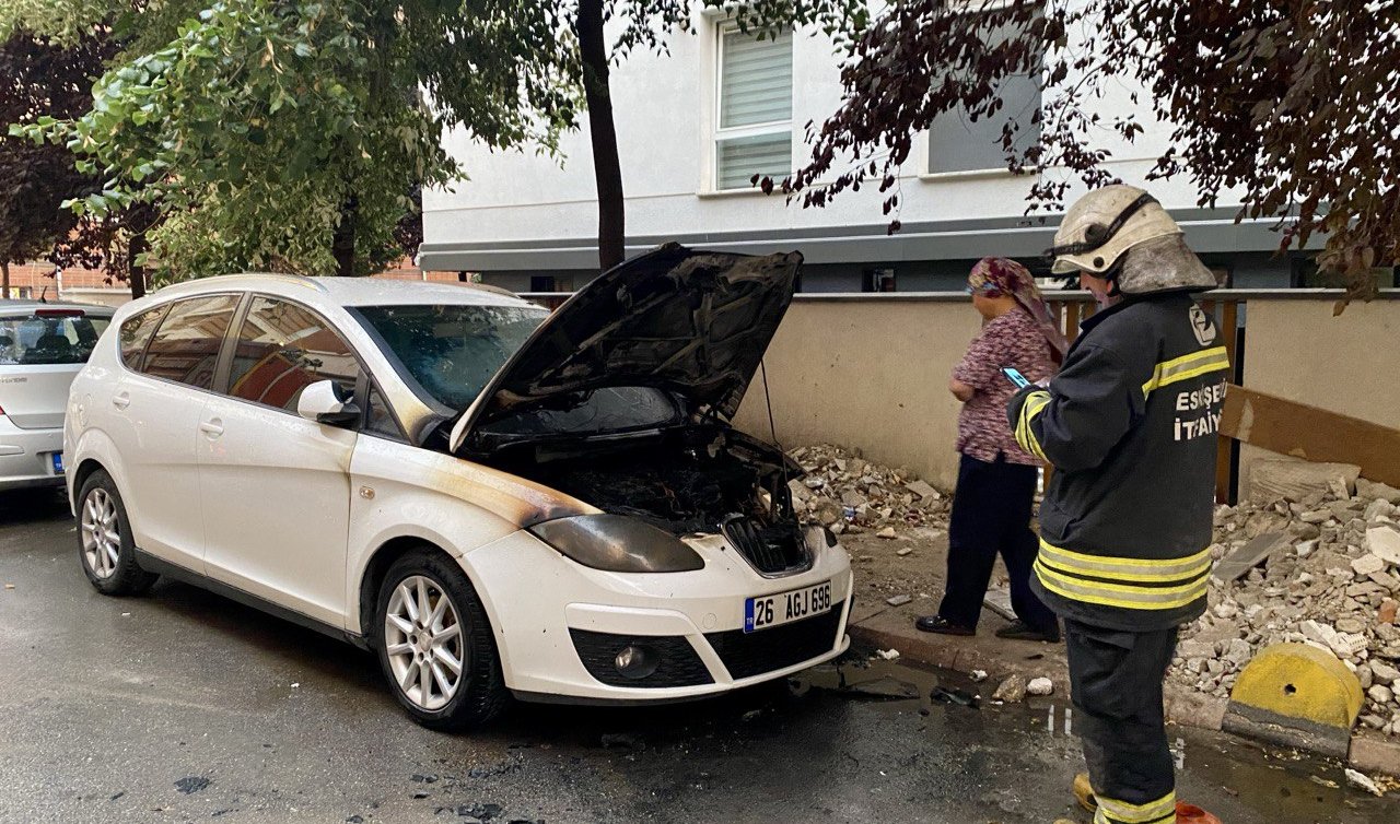 Park halindeki otomobilde çıkan yangın söndürüldü