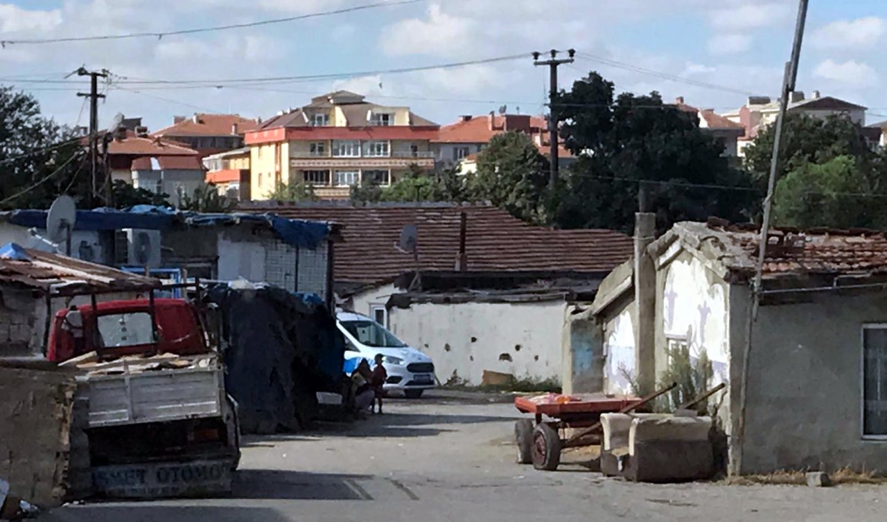 Evde otururken pencereden pompalı tüfekle açılan ateşte öldü