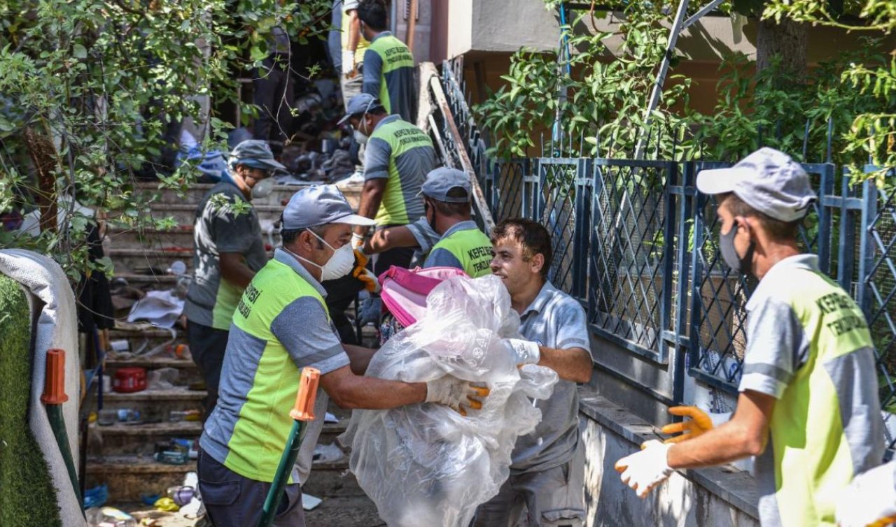 Kötü koku yayılan apartmandan 6 kamyon çöp çıktı