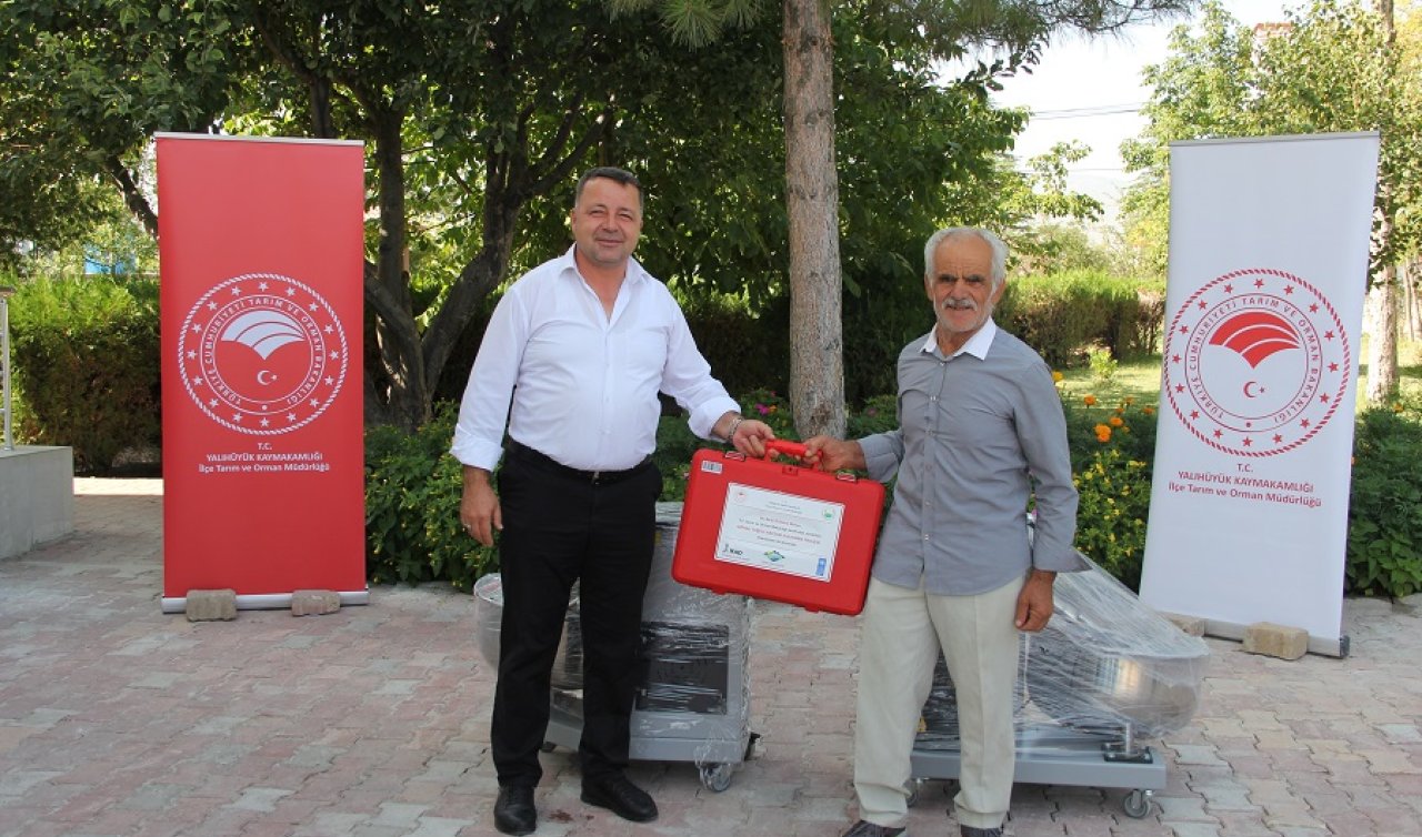 Yalıhüyük’te üreticilere budama makası ve hamur karma makinesi verildi
