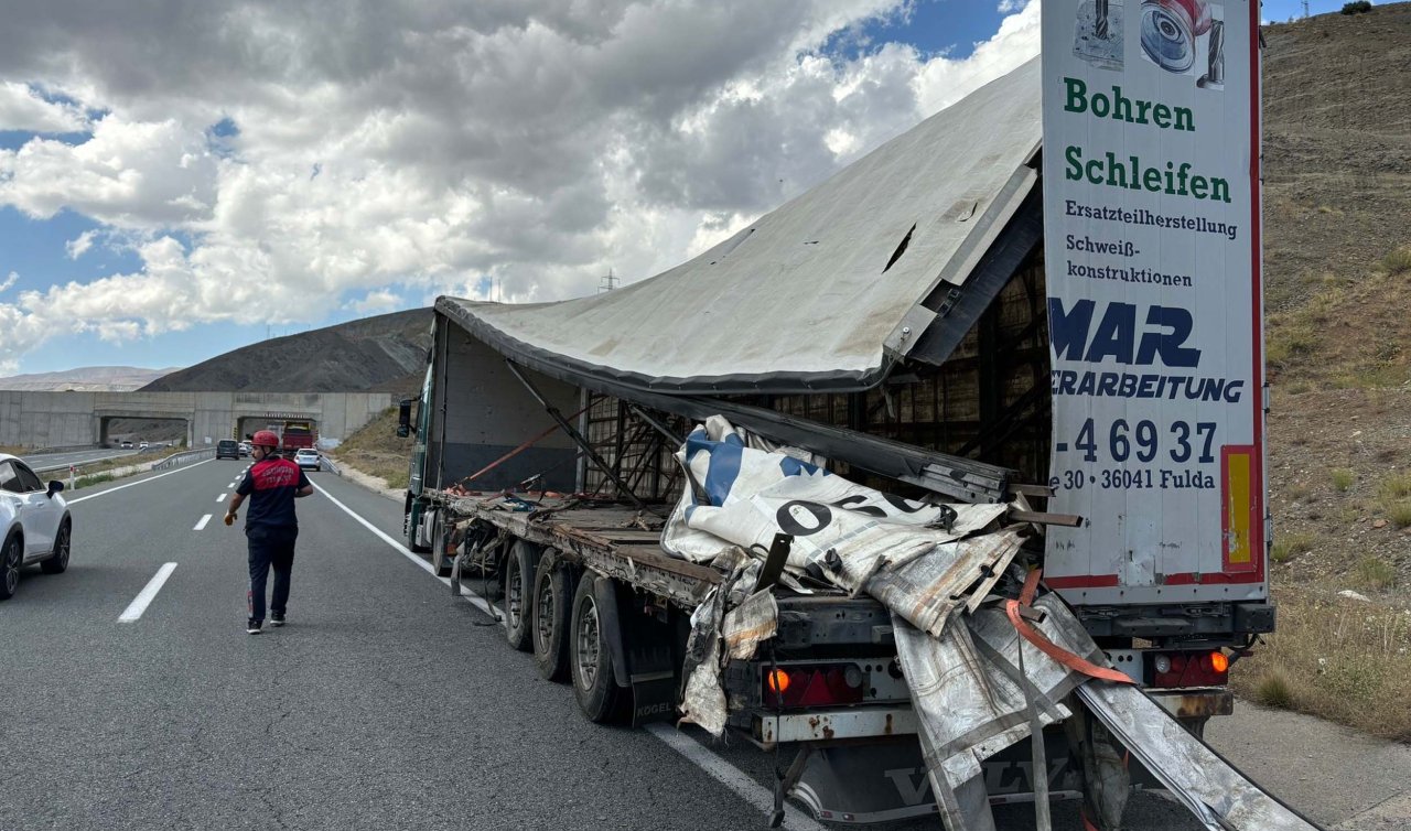 TIR ile taksi çarpıştı; 1’i polis memuru 4 ölü