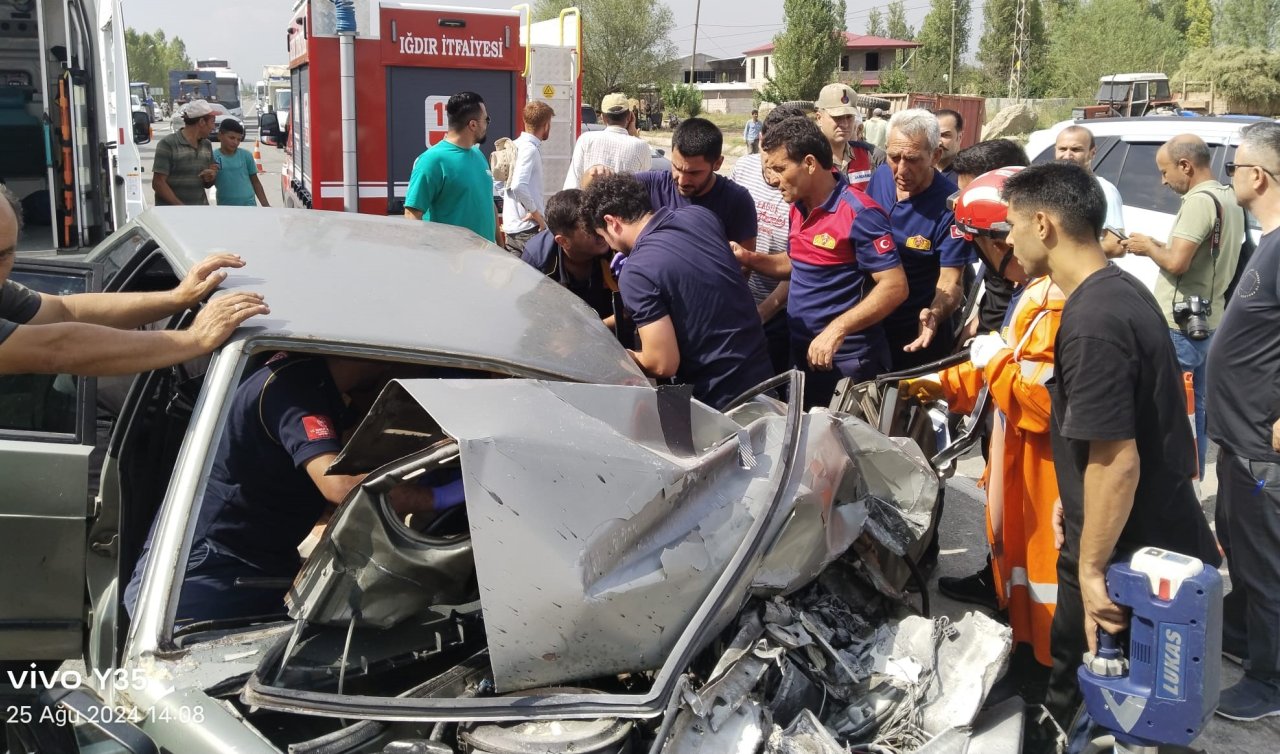 Traktöre çarpan otomobil hurdaya döndü: 2 yaralı 