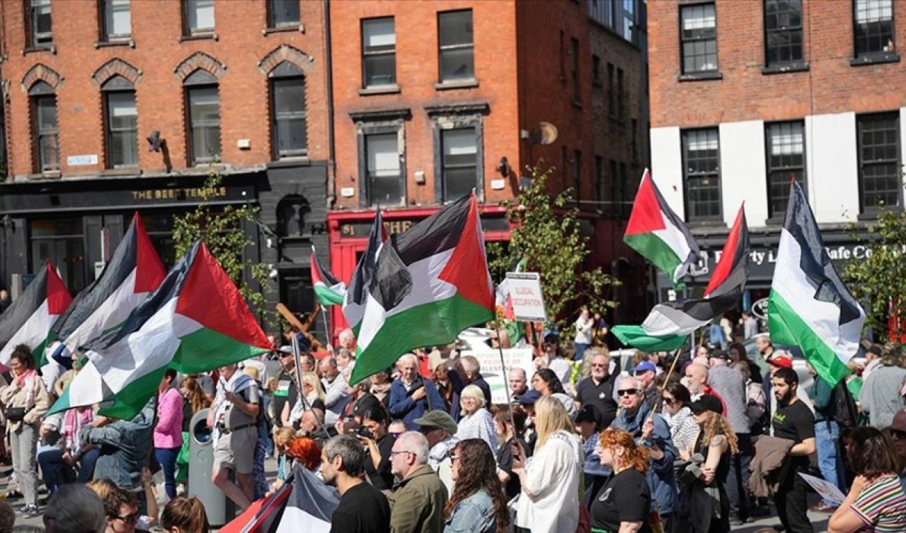 İrlanda’da İsrail’i destekleyen ABD yönetimi protesto edildi