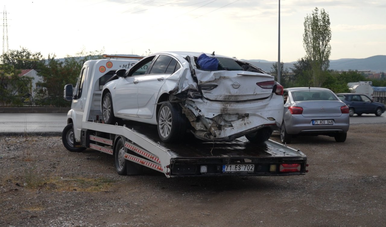 İşçi servis minibüsü ile otomobil çarpıştı: 11 yaralı