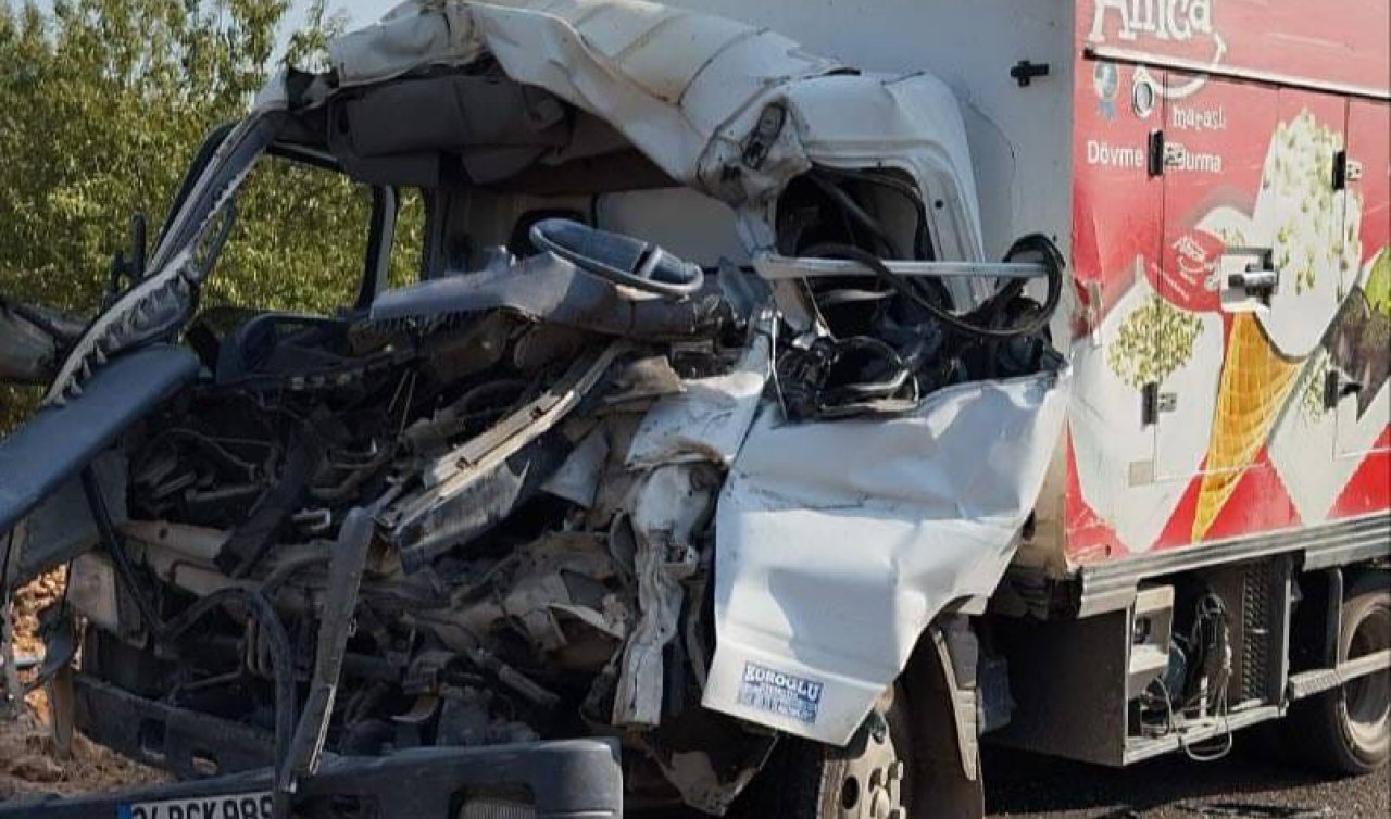 Kamyonet TIR’a çarpınca baba öldü oğlu ağır yaralandı