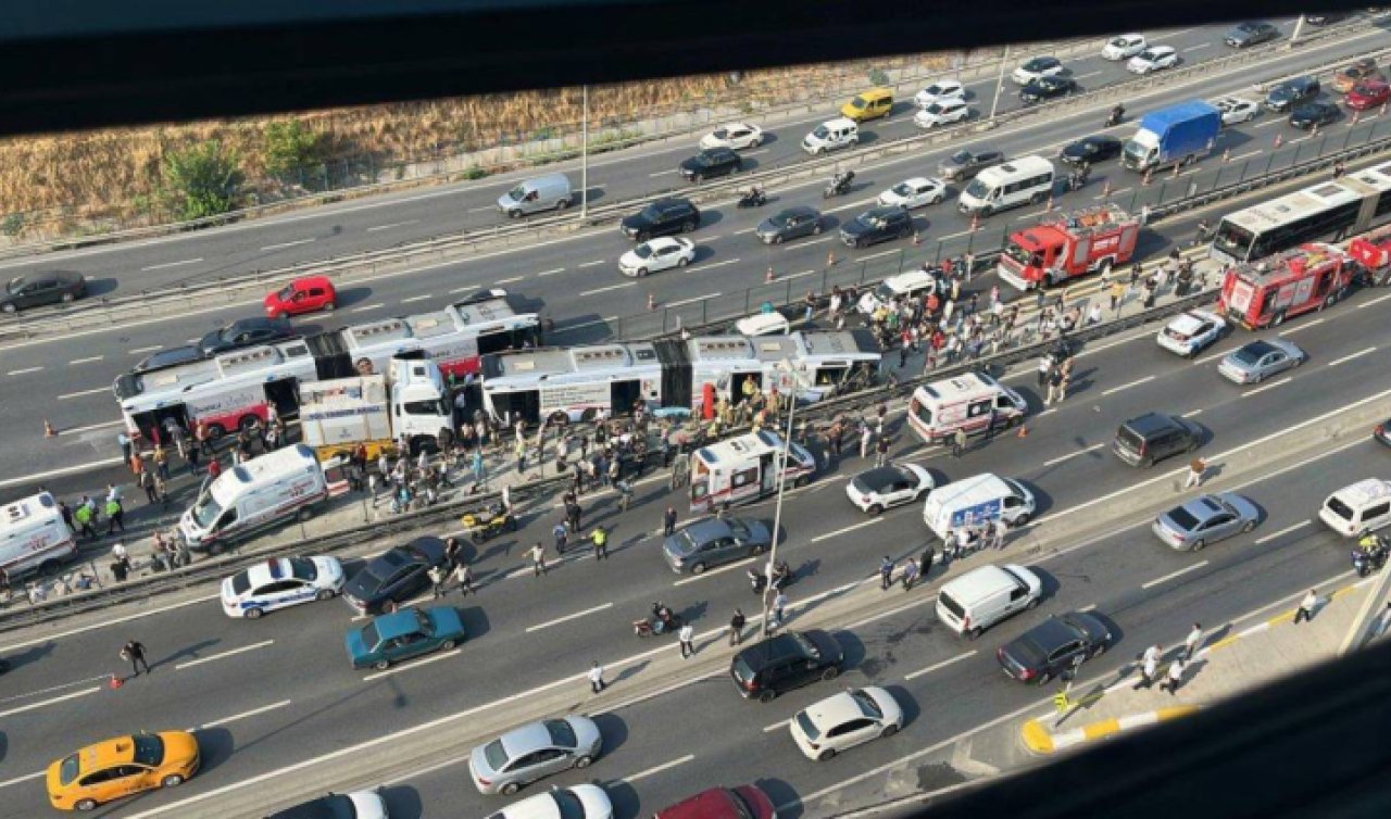  Metrobüsler çarpıştı: 3’ü ağır 10 yaralı