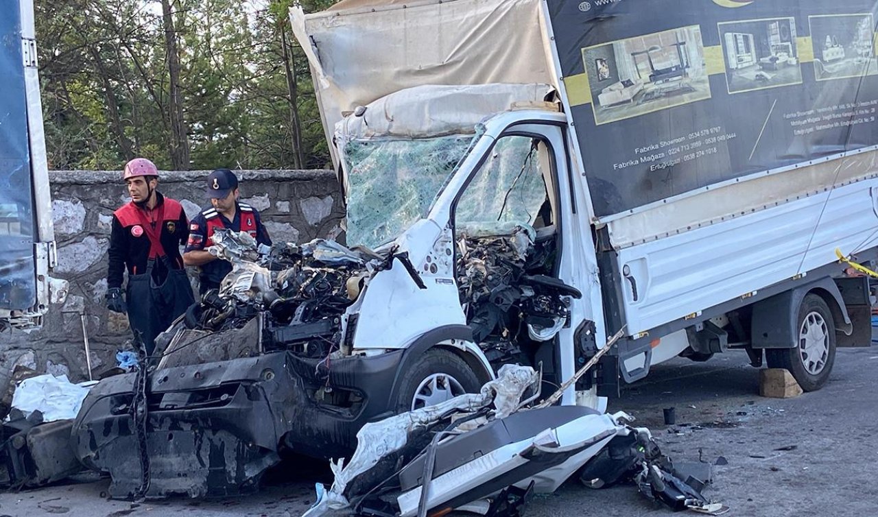 Kamyonet park halindeki tıra çarptı: 3 ölü