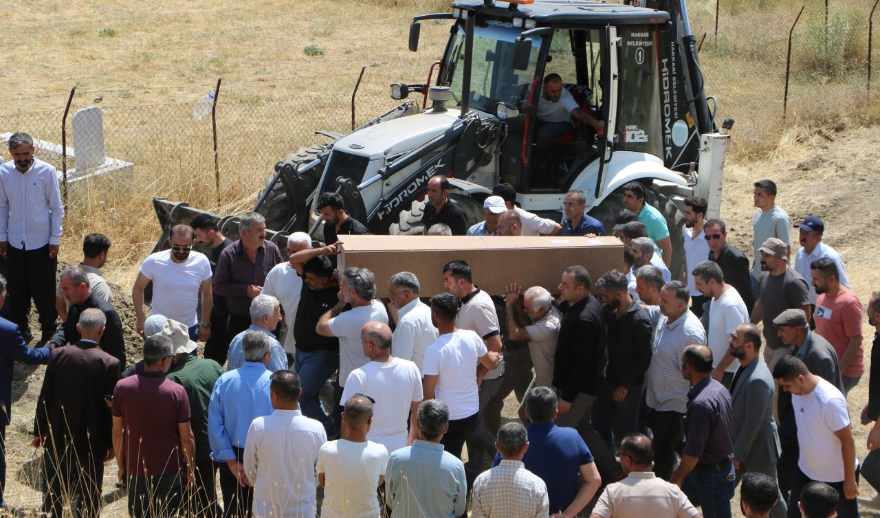 Şezlongda güneşlenirken üzerine baca kapağı düşen hemşire toprağa verildi! 