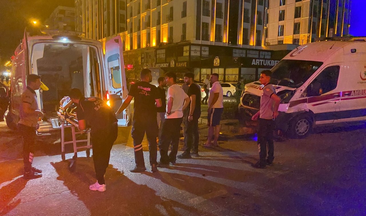 Hasta taşıyan ambulans ile otomobil çarpıştı; 6 yaralı